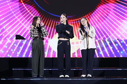 Ca sĩ Miu Lê (giữa) xuất hiện tại Đêm nhạc “Thanh niên công nhân - Lan tỏa năng lượng tích cực”.