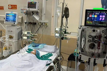 [Video] 40 giờ lọc máu cứu sống bé gái 14 tháng tuổi