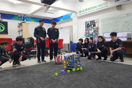 Học sinh Trường THPT chuyên Hà Nội-Amsterdam trình diễn phần dự thi.