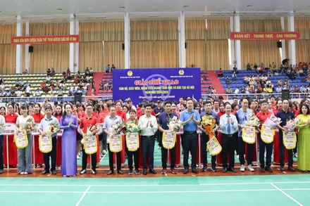 Ban tổ chức tặng hoa và cờ lưu niệm cho các đoàn tham dự giải. (Ảnh: THANH TÙNG)