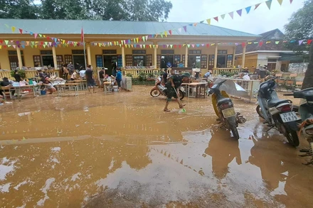 Người dân và các lực lượng ở huyện Quỳ Châu (Nghệ An) hỗ trợ trường học khắc phục hậu quả mưa lũ. (Ảnh: Thành Châu)