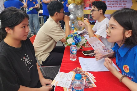 Đông đảo học sinh, sinh viên tham dự ngày hội tư vấn tuyển sinh, hướng nghiệp, việc làm.