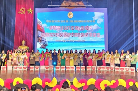 Tặng quà các nhà giáo có chồng đang công tác tại biển đảo.