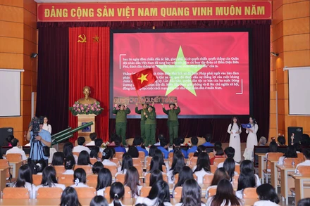Quang cảnh buổi sinh hoạt chuyên đề.