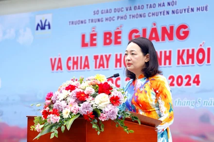  Nhà giáo Lương Quỳnh Lan, Hiệu trưởng Trường THPT chuyên Nguyễn Huệ chia sẻ tại lễ bế giảng năm học.