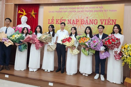 Ban tổ chức chúc mừng 8 đảng viên trẻ.