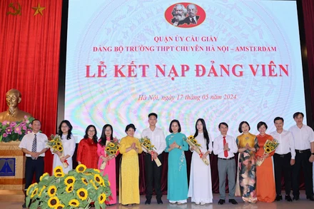 Ban tổ chức tặng hoa chúc mừng các đảng viên trẻ.