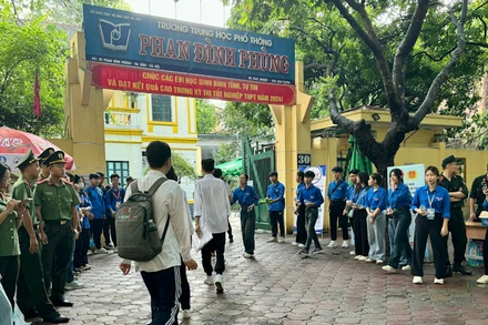 Thí sinh dự thi tại điểm thi Trường THPT Phan Đình Phùng.