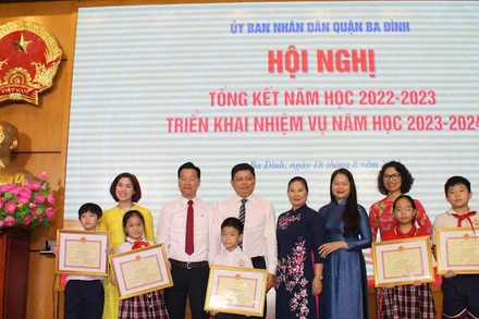 Khen thưởng các học sinh tiêu biểu.