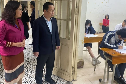 Đoàn công tác của Sở Giáo dục và Đào tạo Hà Nội kiểm tra tại Trường trung học phổ thông Trần Phú (quận Hoàn Kiếm).