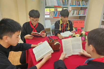 Học sinh Trường phổ thông dân tộc bán trú trung học cơ sở xã Thanh Lòa, huyện Cao Lộc, tỉnh Lạng Sơn trong giờ đọc sách tại thư viện. 