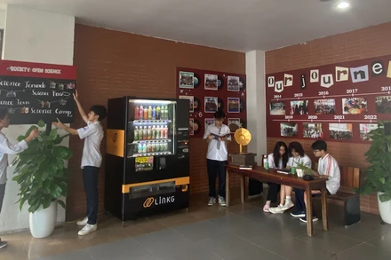 Giờ đọc sách của học sinh Trường Trung học phổ thông chuyên Hà Nội-Amsterdam.