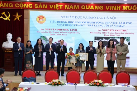2 học sinh được biểu dương vì hành động đẹp.