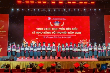Gần 1.300 sinh viên nhận bằng tốt nghiệp đợt 1 năm 2025.