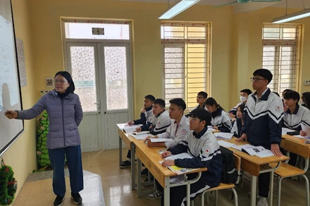 Học sinh Vũ Thế Sơn, Trường trung học phổ thông Phùng Khắc Khoan - Thạch Thất (đứng phát biểu) đoạt giải Nhì môn Vật lý.