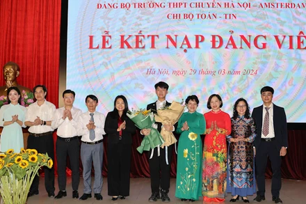 Học sinh thứ 13 của trường được kết nạp Đảng. (Ảnh: Thanh Tùng)