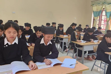 Giờ học của học sinh Trường phổ thông dân tộc bán trú trung học cơ sở Thiện Hòa (Bình Gia, Lạng Sơn).