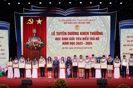 Học sinh Thủ đô nhận Bằng khen UBND thành phố Hà Nội. (Ảnh: Thanh Tùng)
