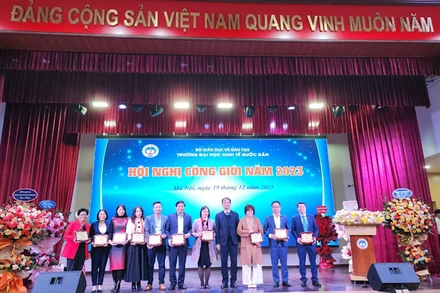 Trường đại học Kinh tế quốc dân trao kỷ niệm chương nhằm ghi nhận, tri ân các doanh nghiệp.