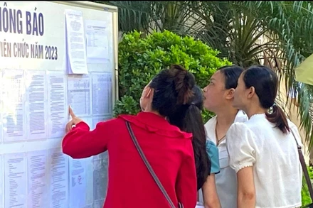 Thí sinh xem thông tin tuyển dụng viên chức tại Hà Nội.