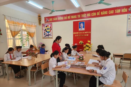 Giờ đọc sách ở thư viện của học sinh Trường phổ thông dân tộc bán trú trung học cơ sở Thiện Hòa (Bình Gia, Lạng Sơn).