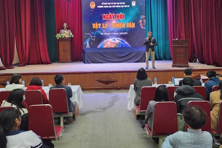 Ngày hội Vật lý - Thiên văn thu hút đông đảo học sinh tham gia.