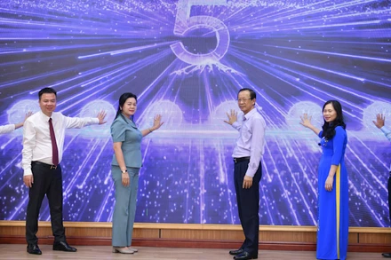 Đại diện ban tổ chức ấn nút phát động cuộc thi.