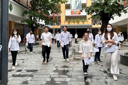 Thí sinh kết thúc môn thi Ngữ văn. (Ảnh: Quỳnh Nguyễn)