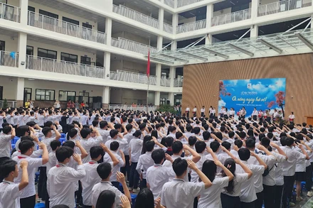 Buổi lễ ra trường để lại nhiều cảm xúc với học sinh.