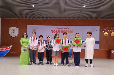 Học sinh tham dự Ngày hội Toán học mở.