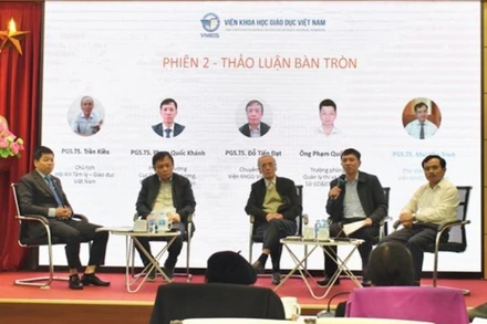 Các đại biểu thảo luận bàn tròn.