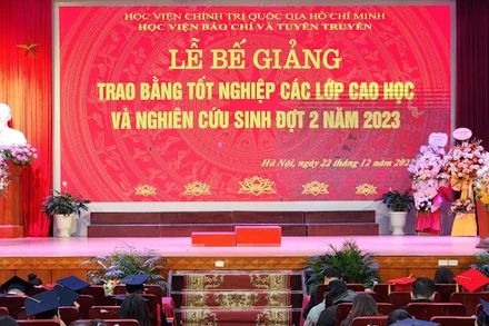 Quang cảnh lễ bế giảng.