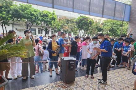 Đông đảo học sinh tham dự bài kiểm tra đánh giá năng lực