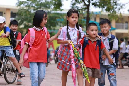 Học sinh Trường tiểu học Nam Phương Tiến A trở lại trường học. 