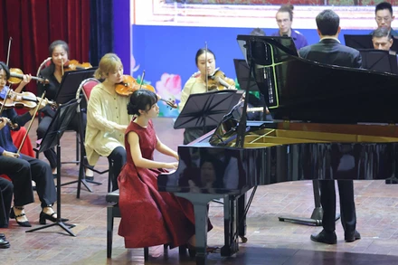 Học sinh Hà Nội giao lưu với Dàn nhạc giao hưởng Mặt Trời. Ảnh: THANH TÙNG