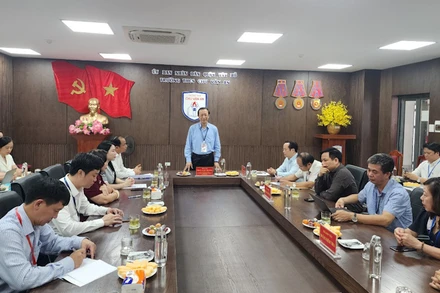 Đoàn công tác kiểm tra việc chuẩn bị các điều kiện chấm thi tại Trường THCS Chu Văn An (quận Tây Hồ).