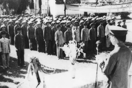 Đại tướng Võ Nguyên Giáp đọc quyết định thành lập hai thủy đội Sông Lô và Bạch Đằng, ngày 24/8/1955. (Ảnh tư liệu)