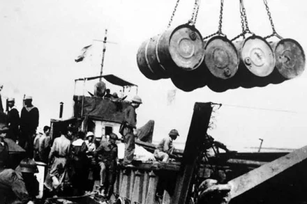 Chuyển hàng xuống tàu chi viện cho chiến trường miền nam. (Ảnh tư liệu)