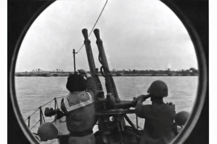 Tàu tuần tiễu của Tiểu đoàn 100, Trung đoàn 171 bảo vệ cầu Long Biên, tháng 5/1967. (Ảnh tư liệu)