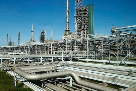 Một góc của nhà máy lọc dầu Dung Quất. (Ảnh: Doãn Tấn/TTXVN)