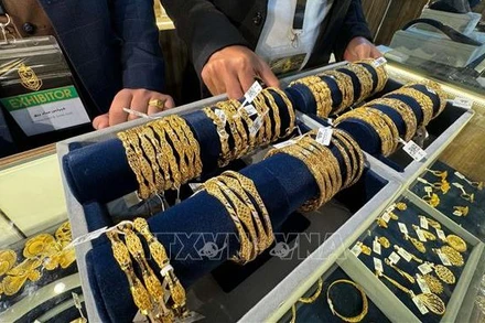 Trang sức vàng được trưng bày tại triển lãm ở Cairo, Ai Cập, (Ảnh: THX/TTXVN)