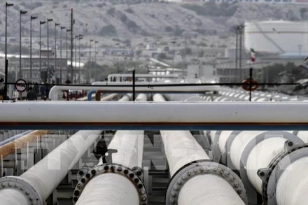 Một hệ thống đường ống dẫn dầu ở Vịnh Ba Tư. (Ảnh minh họa: TTXVN)