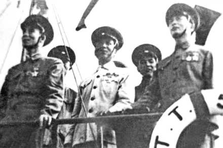 Đồng chí Đỗ Mười, Nguyễn Chánh và Đại tướng Võ Nguyên Giáp duyệt 2 thủy đội Sông Lô, Bạch Đằng trên sông Cấm, ngày 24/8/1955. Ảnh tư liệu