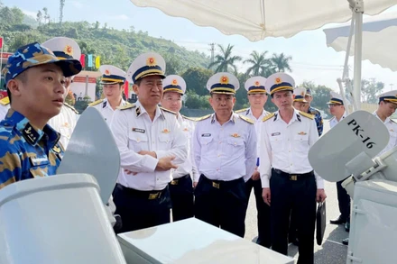 Thủ trưởng Bộ Tư lệnh Hải quân tham quan tàu của Lữ đoàn 172 trong Lễ ra quân huấn luyện năm 2025.