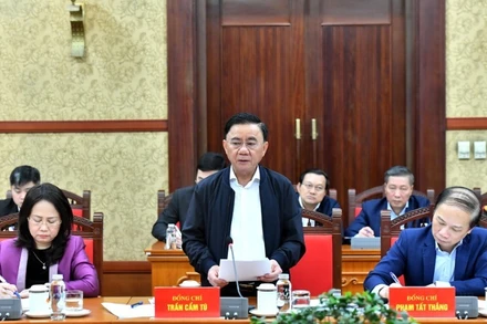 Đồng chí Trần Cẩm Tú, Ủy viên Bộ Chính trị, Thường trực Ban Bí thư, Trưởng Tiểu ban Tổ chức phục vụ Đại hội XIV của Đảng phát biểu chỉ đạo tại phiên họp. 