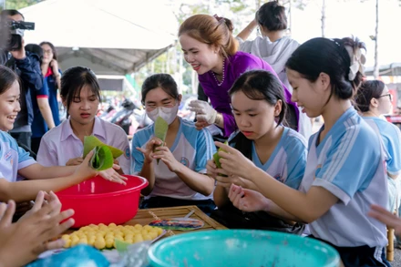 Du khách trải nghiệm gói bánh tại Lễ hội.