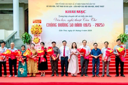 Các Hội viên được vinh danh, khen thưởng tại Lễ Khai mạc Triển lãm “Văn học, nghệ thuật Cần Thơ-Chặng đường 50 năm”.