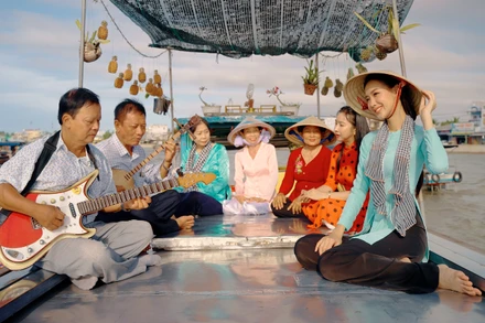 Hoạt động đờn ca tài tử tại Di sản "Văn hóa Chợ nổi Cái Răng”. (Ảnh: NGỌC HÂN)