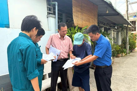 Tổ phát phiếu lấy ý kiến cử tri tại phường Thới Bình, quận Ninh Kiều.