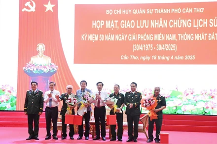 Lãnh đạo thành phố Cần Thơ tặng hoa tri ân các nhân chứng lịch sử tham gia giao lưu tại buổi họp mặt.